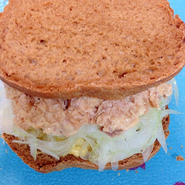 鮭缶と玉ねぎのサンドイッチ